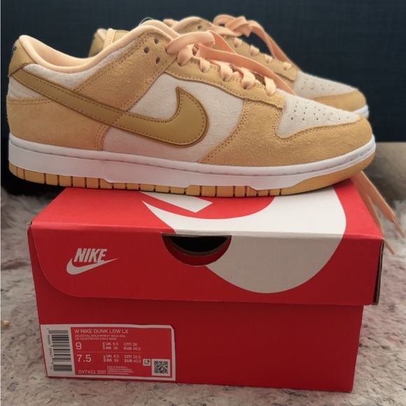 Dunks - Picture 1 of 1